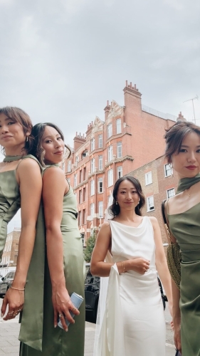 苗彤在IG公开一辑婚纱照，更见到多位疑姊妹团入镜。